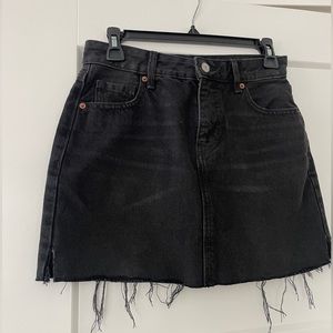 OLD NAVY HIGH WAISTED BLACK DENIM MINI SKIRT WITH FRAYED HEM IN SIZE 0
